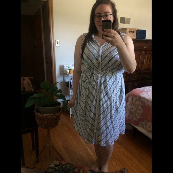 Sleeveless Button Down Dress - Picture 1 of 6